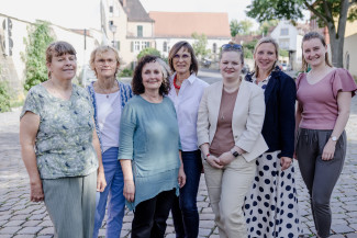 sieben Frauen stehen auf einem Gruppenfoto