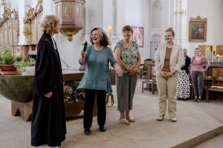 Dekanin Hirschmann, Elisabeth Buck, Gisela Sauer und Hanna Kurz-Schneider vor dem Altar in St. Stephan