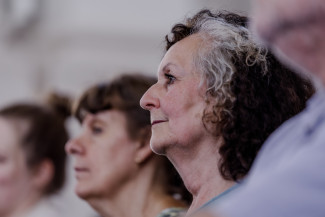 man sieht das Profil von Elisabeth Buck während des Gottesdienstes