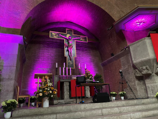 Altarraum der Bamberger Erlöserkirche mit violettem Licht ausgeleuchtet