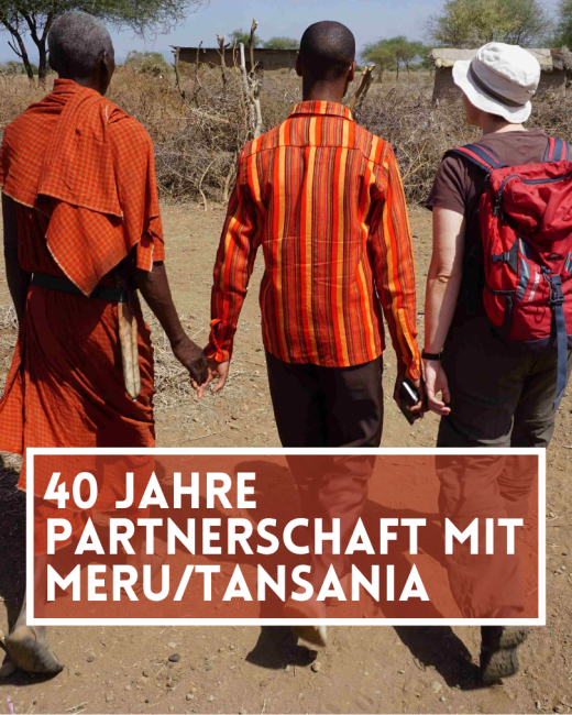 drei Menschen mit unterschiedlicher Hautfarbe berühren sich an den Händen in Tansania