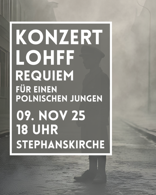 ein Junge mit altmodischer Kleidung steht in einer Gasse im Nebel