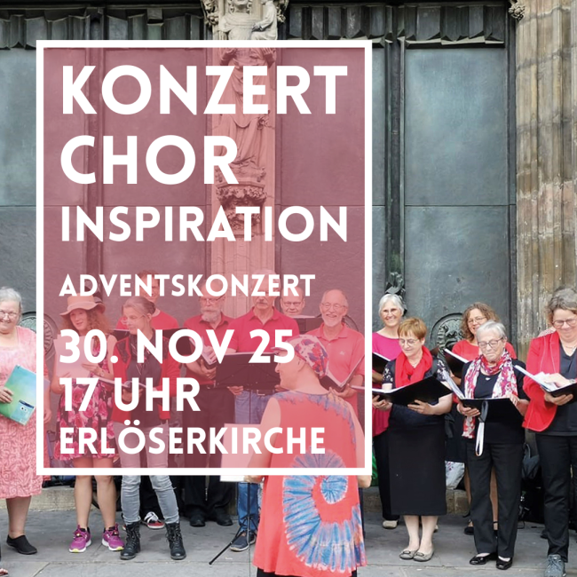 Ein Chor mit roten Schals vor großer Kirchentür