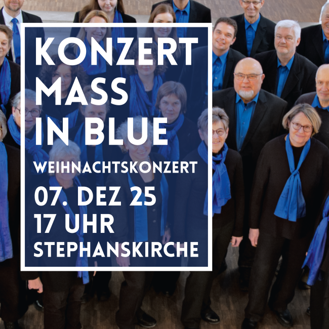 Chorsängerinnen und -sänger mit blauen Schals
