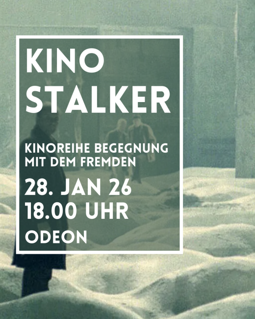 Ein Mann steht auf einem türkis-wolkigen Boden