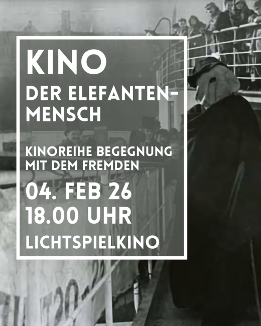 Ein Mann steht vermummt an der Reling eines Schiffes