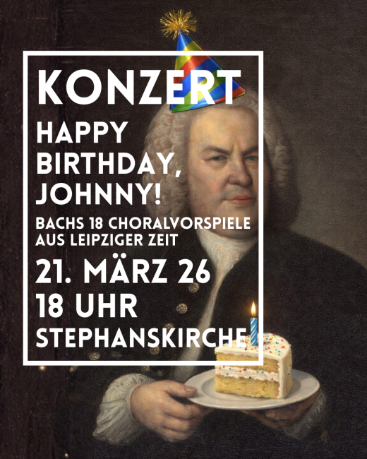 ein Portrait Johann Sebastian Bachs, er trägt einen bunten Papphut und hält ein Stück Geburtstagstorte