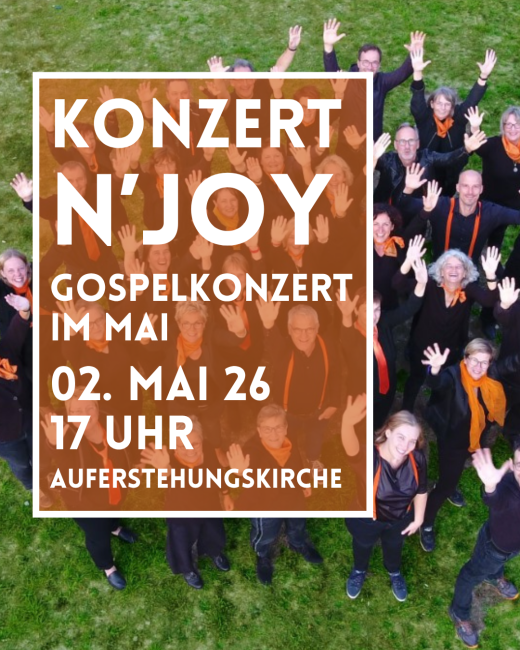 ein Chor mit orangenen Schals steht auf einer grünen Wiese
