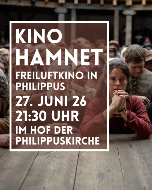Menschen stehen in altertümlichen Kostümen vor einer Bühnenkante, eine Person betet