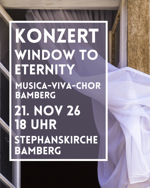 ein offenes Fenster, aus dem ein Vorhang weht