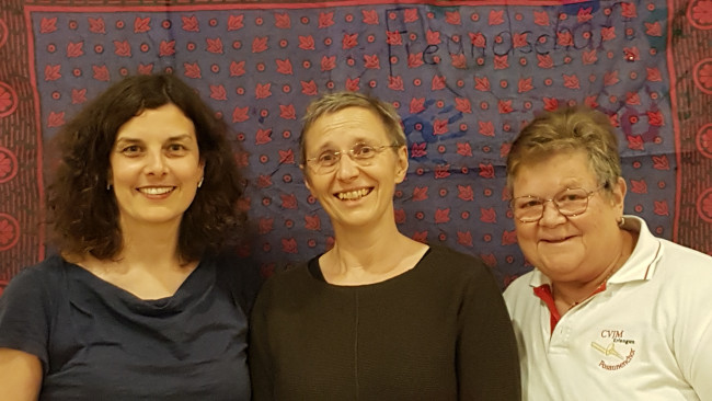 drei Frauen lächeln in die Kamera