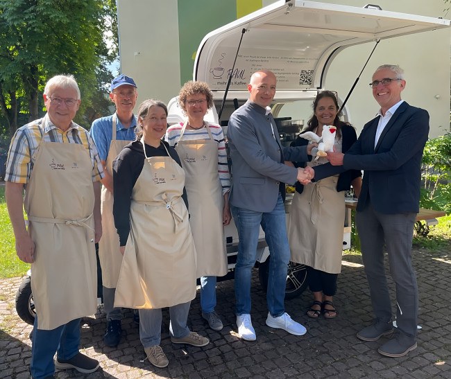 Fa. Greiff überreicht dem PAUL-Team ein Greiffen-Stofftier