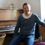 Pfarrer Braun sitzt am Klavier