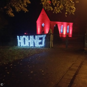 Beleuchtete Kirche in Hohn am Berg