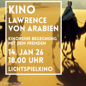 Zwei Männer auf Kamelen vor gelbem Wüstensand