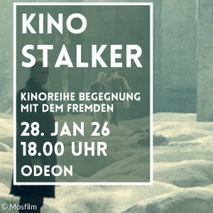 Ein Mann steht auf einem türkis-wolkigen Boden