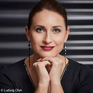 Anna Bychkova, eine Frau mit braunen Haaren und schwarzem Oberteil