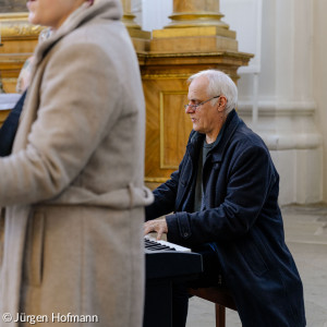 Verena Willinger und Wolfgang Blöcker machen Musik an Gitarre und Klavier