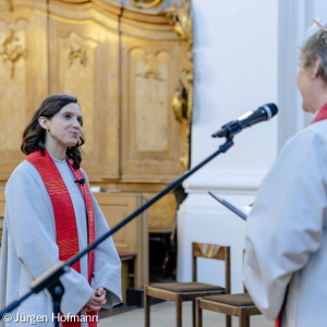Anne Buckel und Diakonin Hofmann schauen sich an