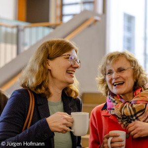 Sabrina Göckel und Sabine Hirschmann lachen miteinander