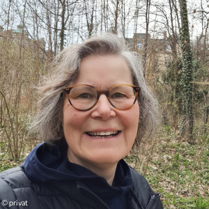eine Frau lacht in die Kamera