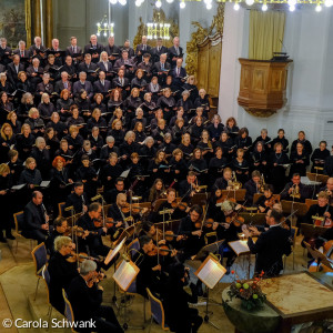viele Chorsängerinnen und Chorsänger bei einem Auftritt in der Stephanskirche