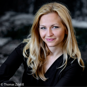 Sophie-Magdalena Reuter, eine Frau mit langen blonden Haaren und schwarzem Oberteil