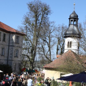 Kirche Weingartsgreuth mit Festgemeinde